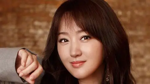 原创杨钰莹近期高清面部特写没有美颜滤镜冻龄女神人设还能坚挺吗