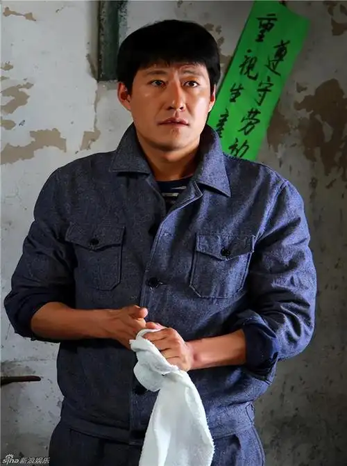 回顾于震二婚娶小13岁娇妻婚后生三胎如今一家五口其乐融融