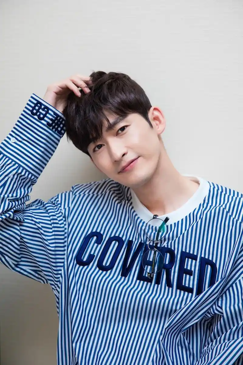 张翰的事业越来越好,他的戏路也越来越宽,他不再是那个演技尴尬靠脸