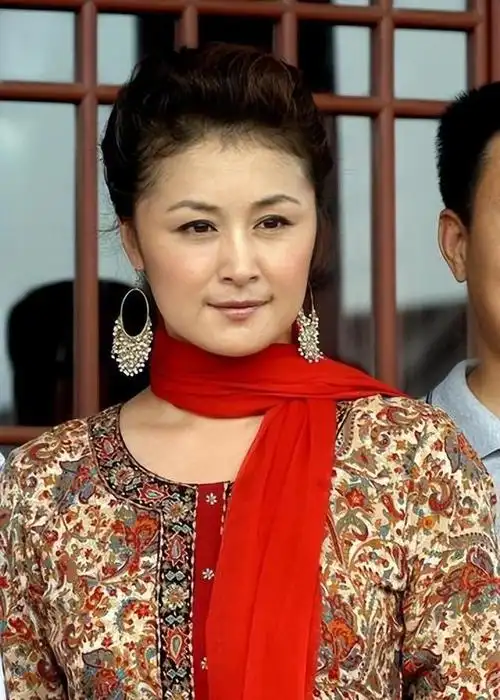 谢大脚去世一年后的遗产风波:丈夫葬礼上的点赞行为引发热议!