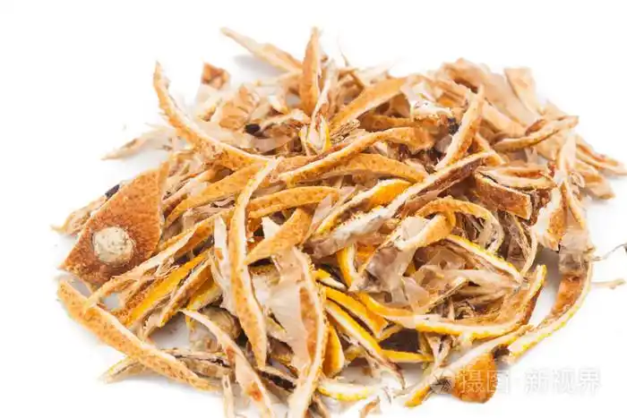 特写的干柠檬柑橘果皮在白色背景