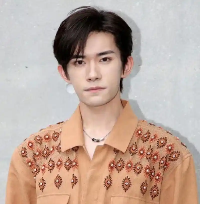 易烊千玺,没想到生图也这么抗打,有点小帅哦!