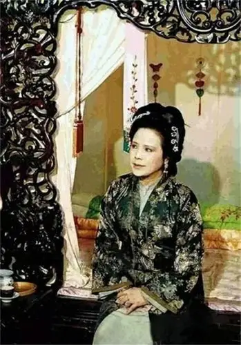 王熙凤外强中干,被人暗算,还要依靠贾探春帮自己报仇_邢夫人