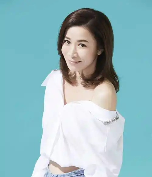 路人镜头中的"佘诗曼"更年轻,穿黑色拼接连衣裙,穿出高级感_造型_显得