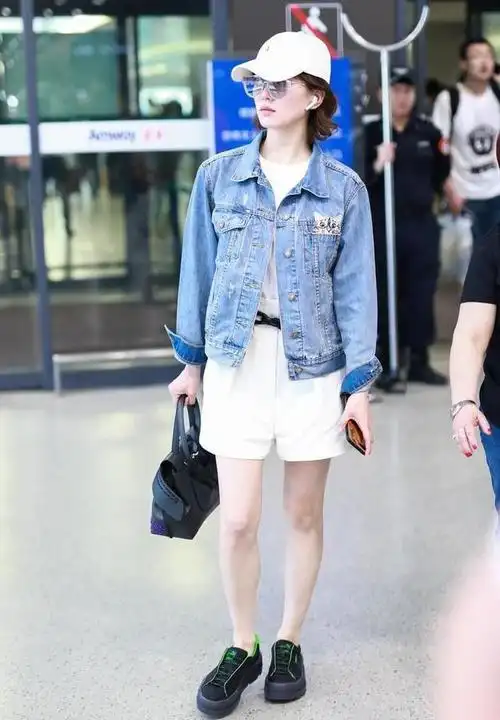 刘诗诗有气质就任性,短裤穿得都和别人不一样,西裤裁半截挺个性