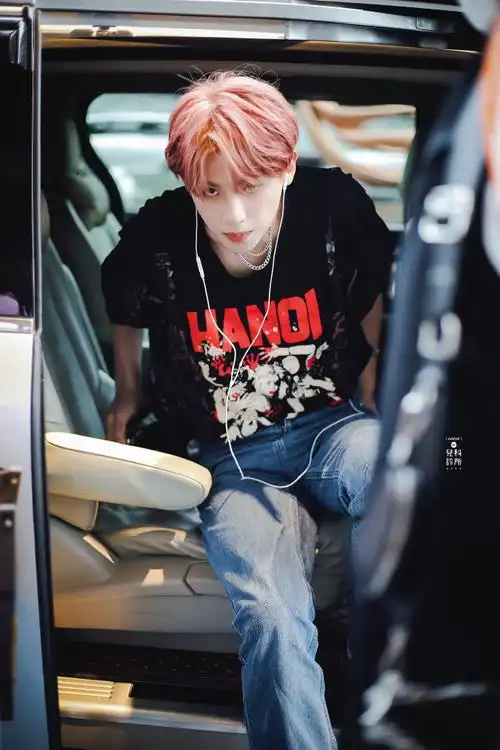 黄明昊昨日上班图如同街拍大片 是被时尚之神眷顾的昊哥没错!