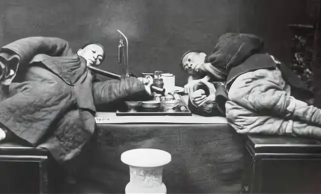 清代晚期 吸食鸦片的群众