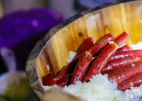 凌晨一点,在不起眼的巷子里发现了这摊木桶糯米饭!