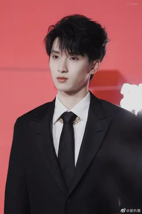 严浩翔的简单见一面帅到了,这一组怼脸拍也太帅了,不得不说,颜值高就