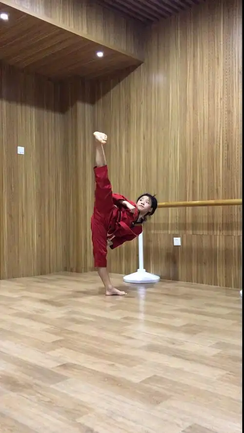 少广跆拳道#小姑娘腿踢天花板上了