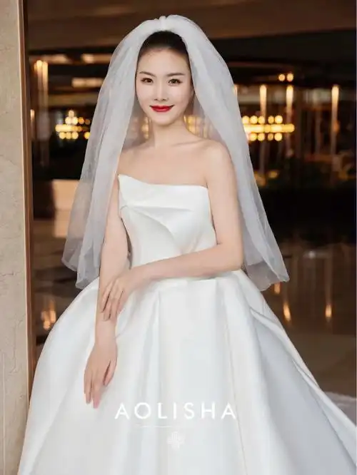 抹胸缎面婚纱一直是追求质感新娘们的最爱
