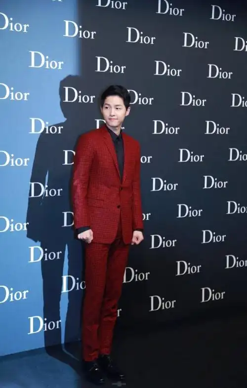 diorhomme# 著名韩国影星宋仲基身着dior homme 2016冬季系列黑红方格