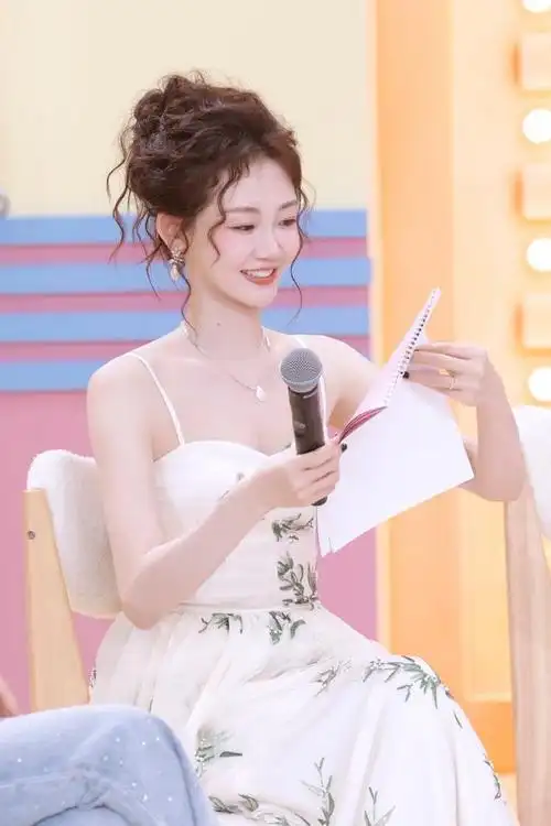 吊带抹胸裙搭珍珠耳环项链,皮肤白嫩嫩|穿搭|苗苗(演员)_网易订阅