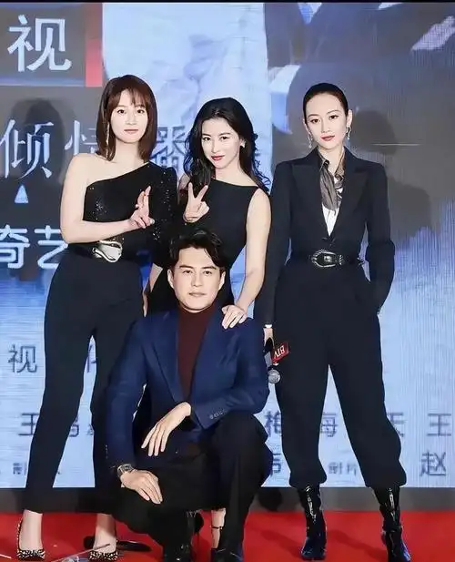 靳东和三位大美女的合影,都穿着统一黑色系,气质却截然不同!