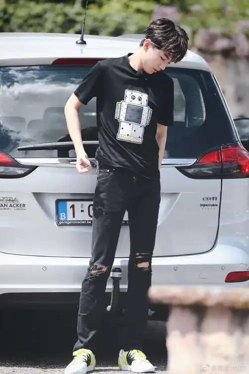 tfboys新闻200425王俊凯名品大长腿合集快来抱走帅气长腿吧