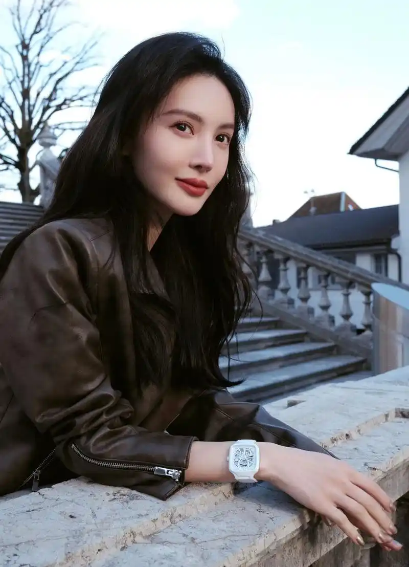 金晨晒街拍私服穿搭,穿咖色皮衣搭配黑色喇叭裤,脚踩英伦范单鞋,又酷