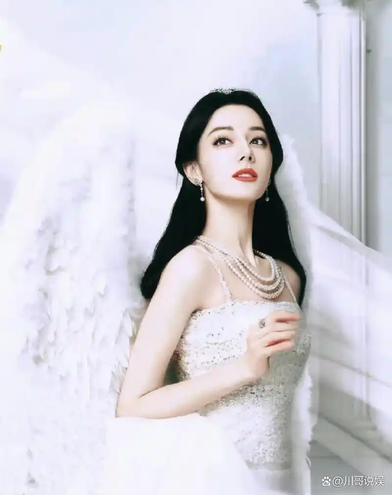迪丽热巴化身希腊神女,珍珠项链叠戴惊艳全场!