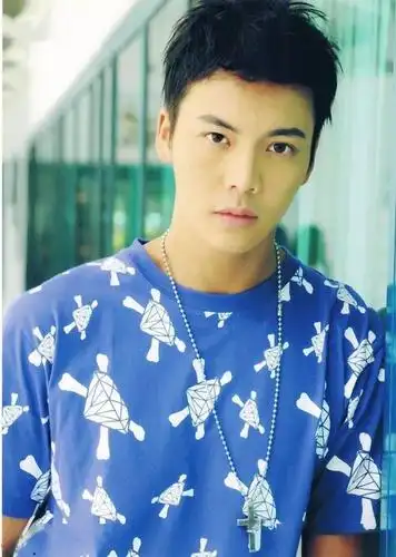 半裸出镜的陈伟霆性感无敌八块腹肌上可以滑梯子