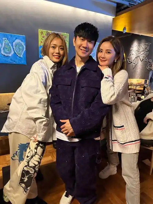 阿sa蔡卓妍,发博为林俊杰庆生……_酒窝_睫毛_ktv