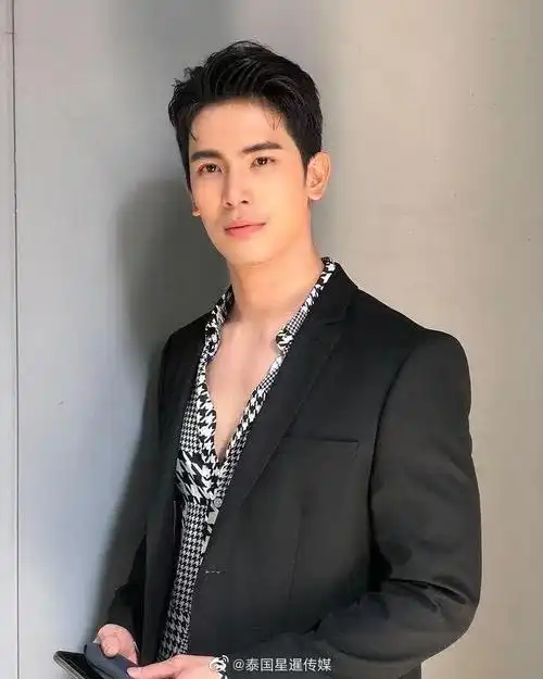 中泰混血男演员颂恩61宋帕山为抗疫捐献180万