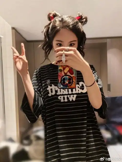 杨幂今日份巴黎随拍更新96 单手比耶既温婉又搞怪|杨幂|巴黎_新浪