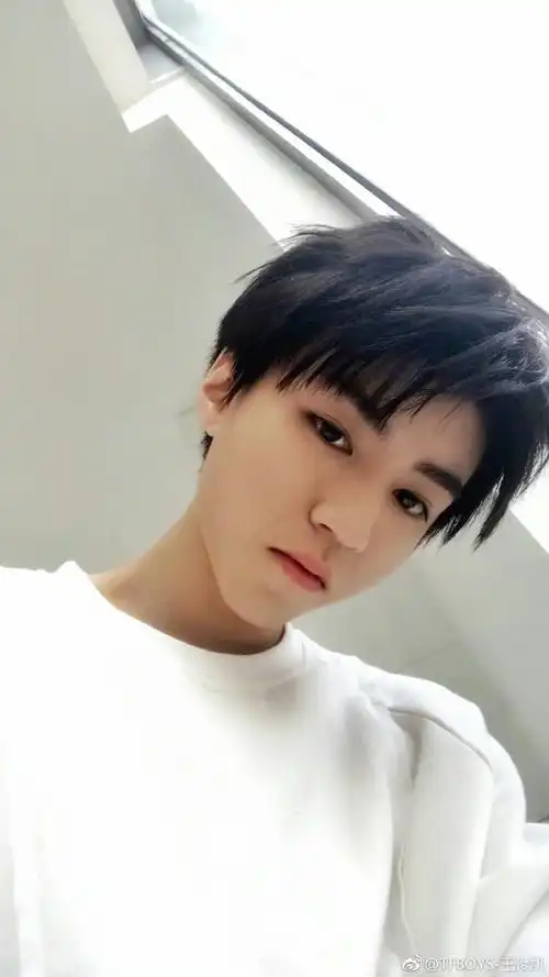 这种男友壁咚感拍摄角度应该内娱独一家吧  @tfboys-王俊凯