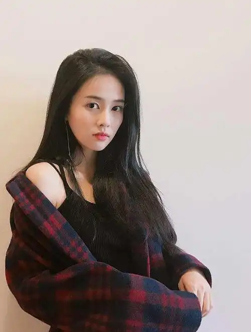 "淘宝模特"白鹿:娱乐圈带闺蜜暴富第一人,后凭魔性笑容出圈4-度小视