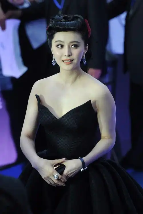 已经瘦身成功的范冰冰,黑色裙子更加凸显气质,同时搭配一双黑色鱼嘴