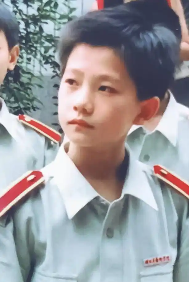 杨洋外号"杨不修",7张童年照说明一切,真不愧为军艺校的校草