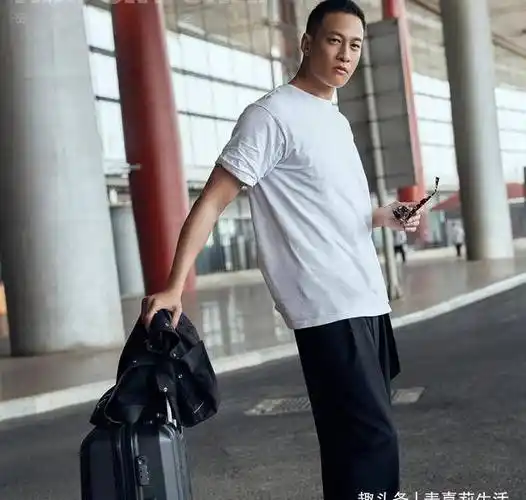 46岁何润东大秀肌肉,手臂强壮线条匀称,完全不输小鲜肉_健身_身材