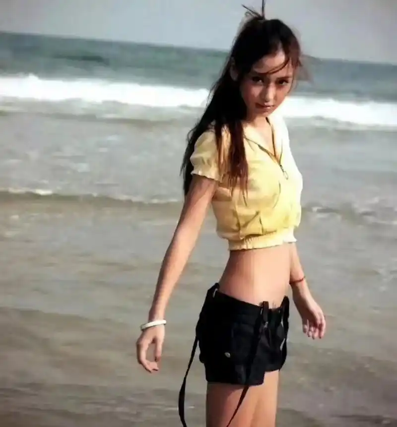 在香港做模特的angelababy杨颖,早期的她肤色健康青春活泼