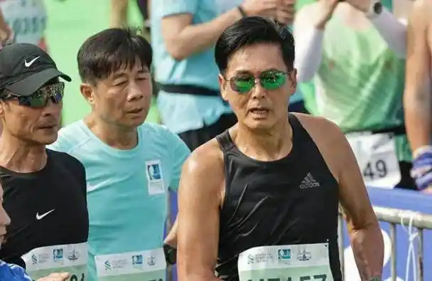 68岁周润发近照"吓人",手臂皮包骨全是疙瘩,晚年患糖尿病_马拉松_生命