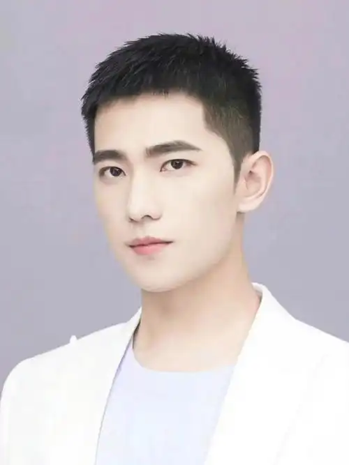 李现和肖战同款发型(明星剪寸头最考验颜值)