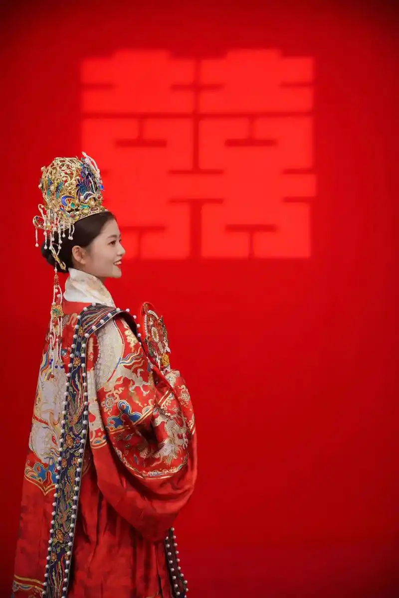 明制汉服婚纱十里红妆凤冠霞帔