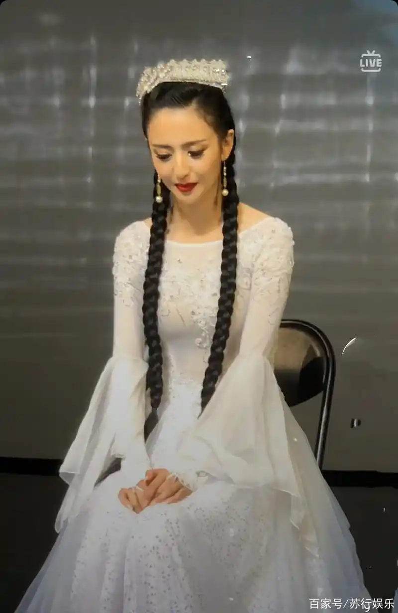 佟丽娅新疆造型出席活动,麻花辫配浓妆,未p图的她颜值太高