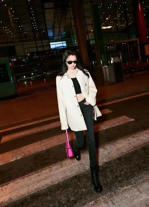 关晓彤出发走戛纳红毯!在机场上露马甲线美到大家,这身材好牛啊