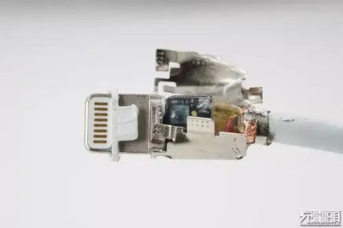 苹果原装usbctolightning快充线拆解