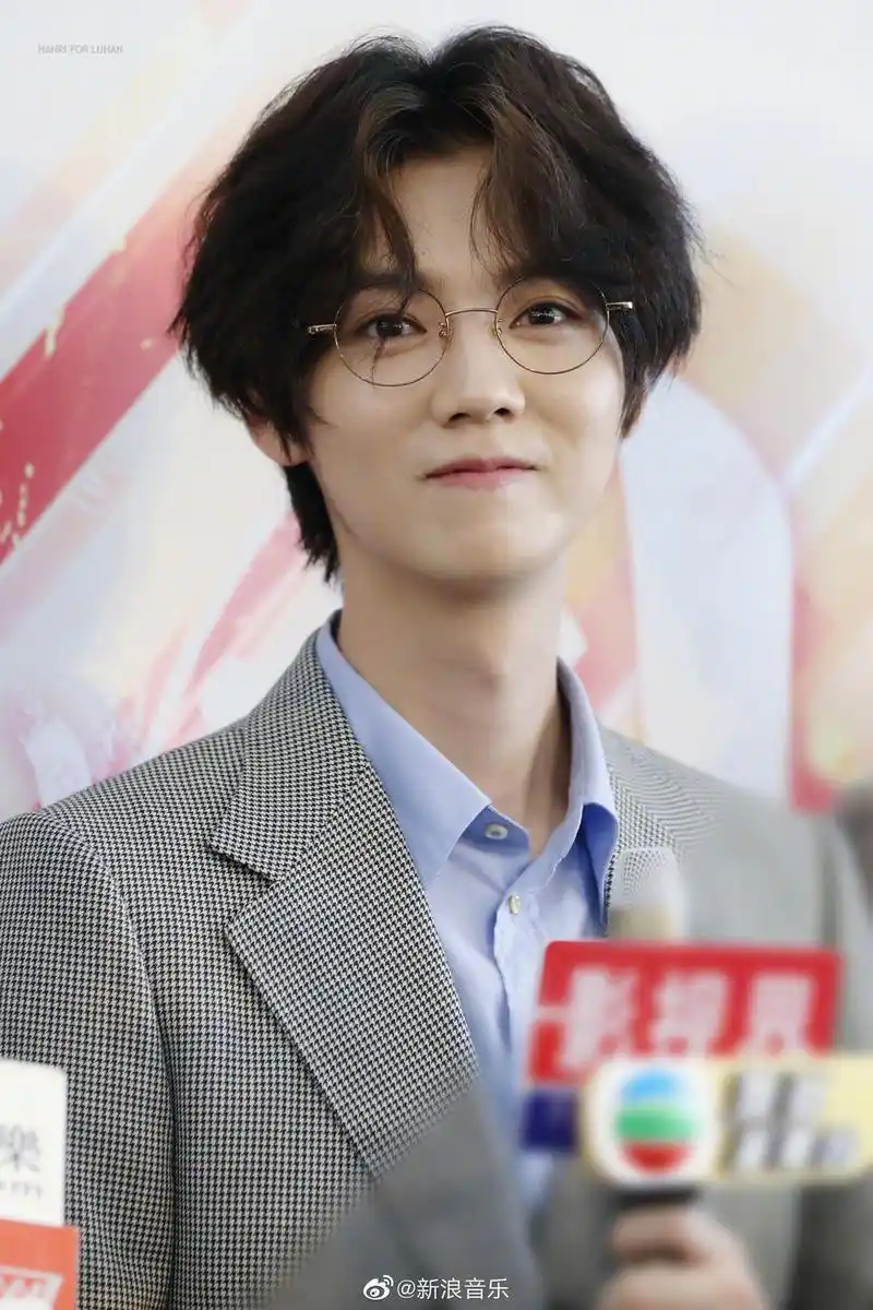 组图:鹿晗全新造型亮相宣传新剧 金边眼镜配中分卷发儒雅帅气