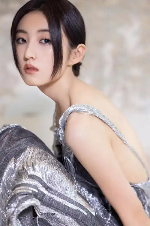 张子枫 银灰小烟熏##vogue红毯造型##vogue时尚之力开幕夜