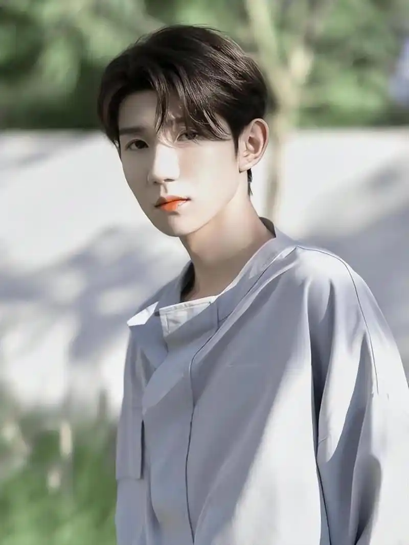 王源因独树一帜的音乐调性和充满情感的歌声赢得听众喜爱,但成名之路