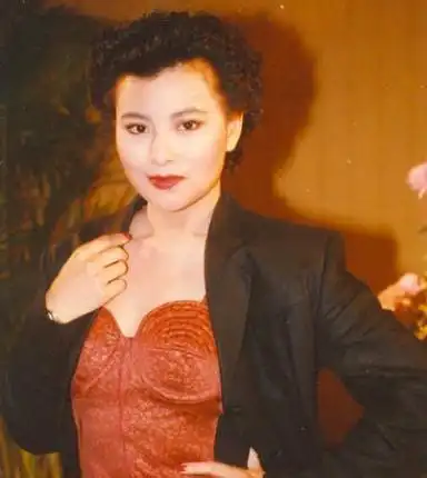 "电眼美女"李美凤,曾在美貌上击败邱淑贞,为了走红却自降身价