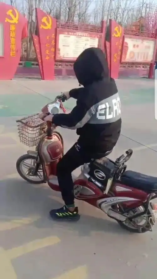学骑电动车