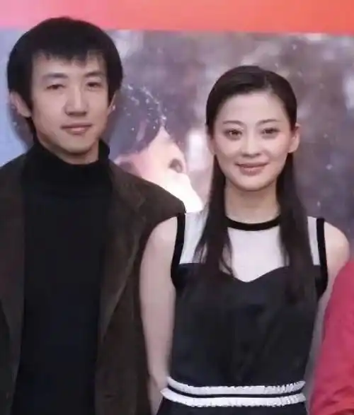 梅婷养他6年,李小冉为他堕胎2次,如今他55岁娶小15岁娇妻好幸福