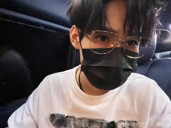 张真源金丝边眼镜造型自拍