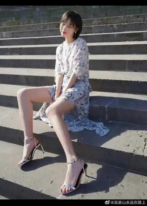 张俪的高跟凉鞋真好不知道在哪里买的