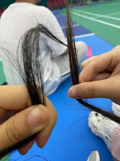 和朋友无意中发现,掐起来一绺头发,我的就是弯下去的,她的就是直愣愣