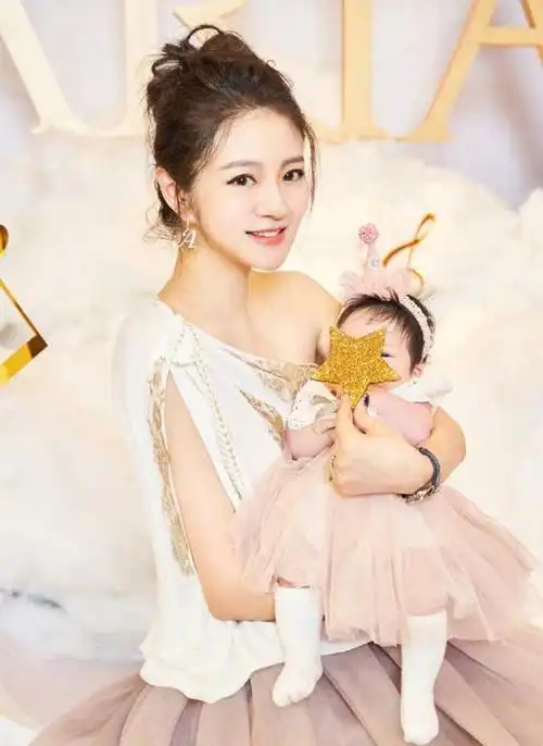 安以轩晒女儿满月照小公主跟妈妈穿亲子装双眼皮大眼睛超美