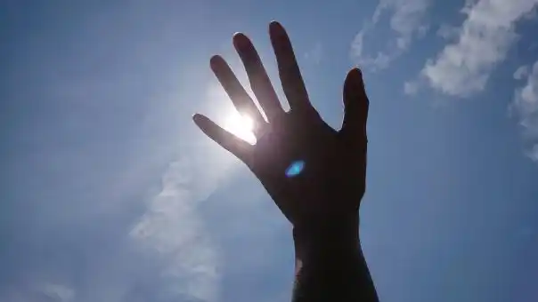 照片素材(图片): 女性手和蓝天