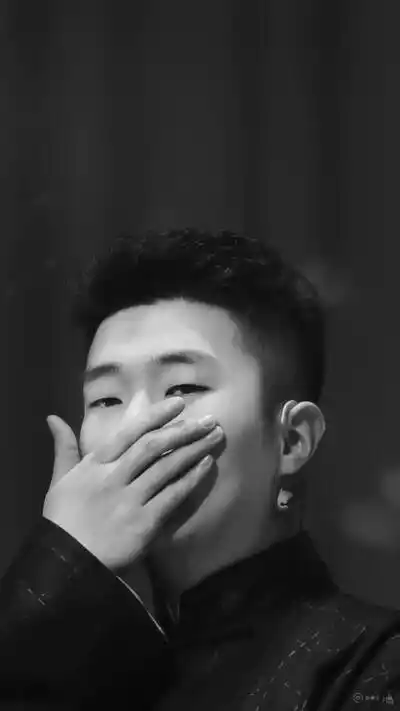 周九良 捂嘴 黑白滤镜 壁纸