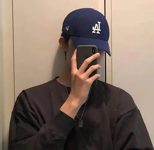 男生手机挡脸头像